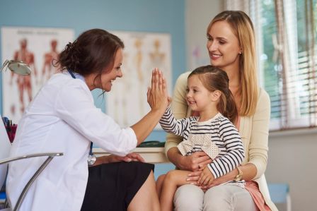 Niña en examen medico